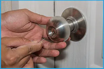Lock Locksmith Services Redmond, WA 425-749-3863 - 14-unlock-door